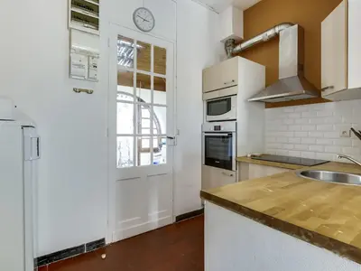 Cuisine ou kitchenette dans l'établissement Maison de charme 3 ch. à 350m de la plage - jardin, BBQ, animaux admis, idéale pour 6 pers. - FR-1-521-111