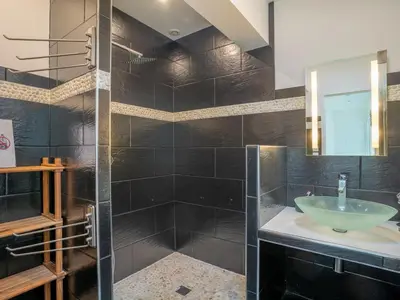 Salle de bains dans l'établissement Maison contemporaine à Biscarrosse Lac - 6 pers, proche lac, jardin, quartier calme, avec WIFI - FR-1-521-112