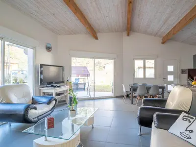 Télévision ou salle de divertissement dans l'établissement Maison contemporaine à Biscarrosse Lac - 6 pers, proche lac, jardin, quartier calme, avec WIFI - FR-1-521-112