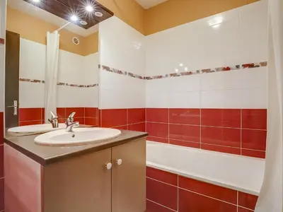 Salle de bains dans l'établissement Studio alcôve près de la plage avec aperçu mer pour 4 personnes - FR-1-521-118