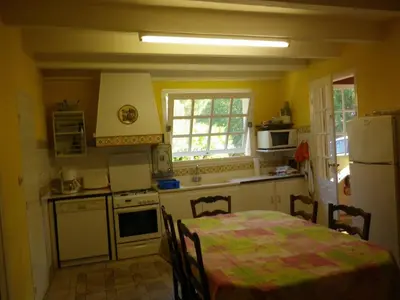Cuisine ou kitchenette dans l'établissement Maison chaleureuse à Vielle-Saint-Girons