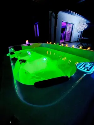 Piscine de l'établissement Un Séjour Romantique en couple avec Jacuzzi privé Chromothérapie Jardin Maison privée ou située à proximité