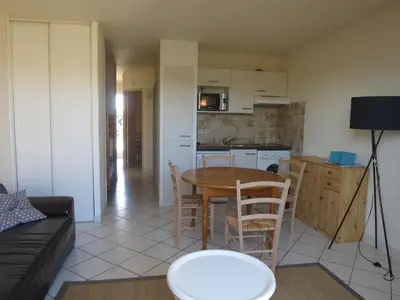 Cuisine ou kitchenette dans l'établissement Appartement récent proche de la plage