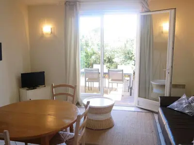 Télévision ou salle de divertissement dans l'établissement Appartement récent proche de la plage
