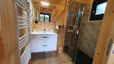 Salle de bains dans l'établissement La KJOTTE