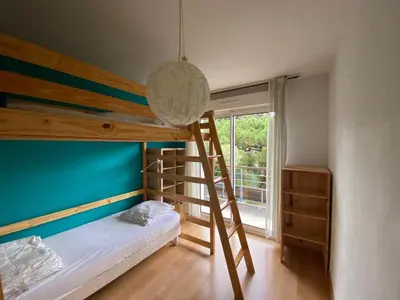 Un ou plusieurs lits dans un hébergement de l'établissement Maison à deux pas de la plage avec jardin et parking - FR-1-413-86