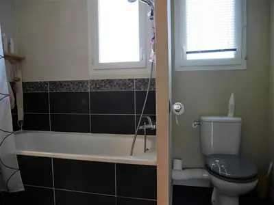 Salle de bains dans l'établissement Maison à deux pas de la plage avec jardin et parking - FR-1-413-86