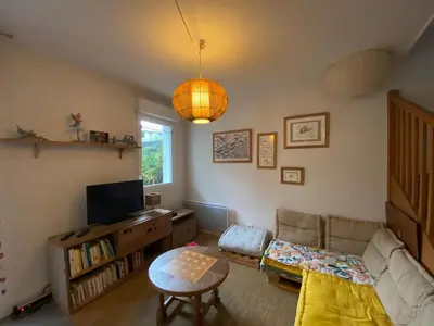 Télévision ou salle de divertissement dans l'établissement Maison à deux pas de la plage avec jardin et parking - FR-1-413-86