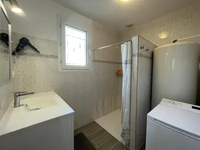 Salle de bains dans l'établissement Villa mitoyenne pour 9 pers. Proche plage, animaux acceptés, parking - FR-1-379-122