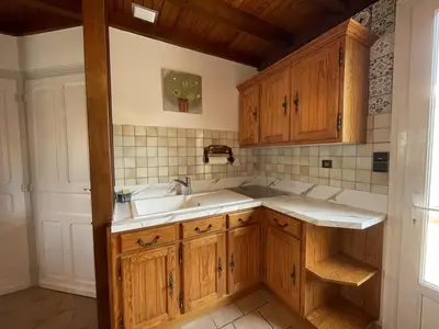 Cuisine ou kitchenette dans l'établissement Villa mitoyenne proche plage, 4 pers, 2 ch, terrasse, animaux acceptés - FR-1-379-123