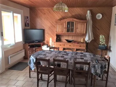 Télévision ou salle de divertissement dans l'établissement Villa mitoyenne proche plage, 4 pers, 2 ch, terrasse, animaux acceptés - FR-1-379-123