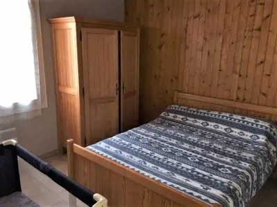 Un ou plusieurs lits dans un hébergement de l'établissement Villa mitoyenne proche plage, 4 pers, 2 ch, terrasse, animaux acceptés - FR-1-379-123