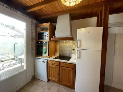 Cuisine ou kitchenette dans l'établissement Villa mitoyenne proche plage, 4 pers, 2 ch, terrasse, animaux acceptés - FR-1-379-123