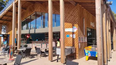 Restaurant ou autre lieu de restauration dans l'établissement Mobile Home - Les Dunes de Contis