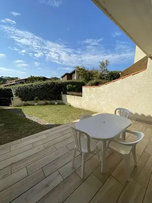 Balcon ou terrasse dans l'établissement Réf 272,Seignosse océan, Villa Patio à 150m de la plage, avec place de parking et piscine commune , 4 personnes