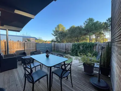 Balcon ou terrasse dans l'établissement Villa L'espourguit proche de l'océan et de la forêt