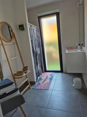 Salle de bains dans l'établissement Villa L'espourguit proche de l'océan et de la forêt