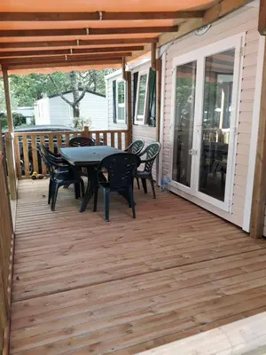 Balcon ou terrasse dans l'établissement Mobil-Home climatisé 6p Lac de Mimizan-Aureilhan Rivages des Landes 4 étoiles