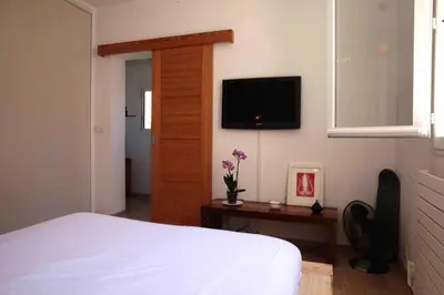 Télévision ou salle de divertissement dans l'établissement Deluxe and luminous apartment front of the sea