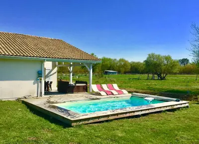 Piscine de l'établissement LA VILLA LANDAISE jacuzzi et piscine chauffée ou située à proximité