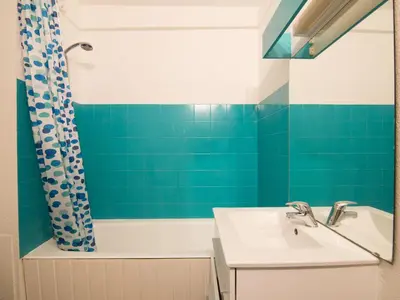 Salle de bains dans l'établissement Apartment Le Grand Pavois by Interhome