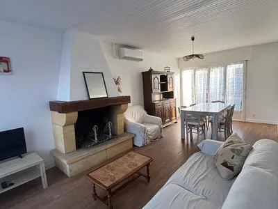 Télévision ou salle de divertissement dans l'établissement Maison avec Jardin près du Lac de Gastes - 6 pers, Ménage inclus, Idéale Familles - FR-1-319-407