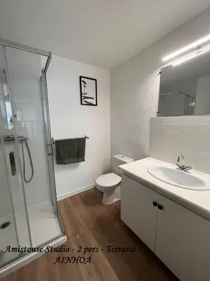 Salle de bains dans l'établissement Les Pastourelles
