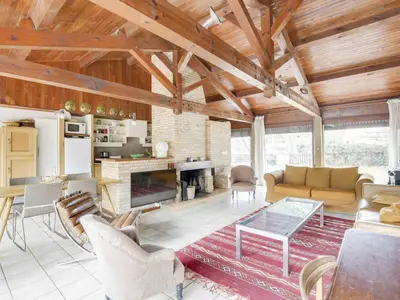 Cuisine ou kitchenette dans l'établissement Maison atypique 7 pers, 2 terrasses, cheminée, à 1,5 km des plages et centre - FR-1-521-143