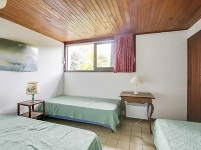 Un ou plusieurs lits dans un hébergement de l'établissement Maison atypique 7 pers, 2 terrasses, cheminée, à 1,5 km des plages et centre - FR-1-521-143