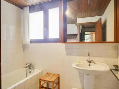 Salle de bains dans l'établissement Maison atypique 7 pers, 2 terrasses, cheminée, à 1,5 km des plages et centre - FR-1-521-143
