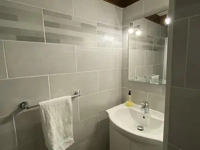 Salle de bains dans l'établissement Maison Cosy à Capbreton: Proche Plage, Piscine Commune, Terrasse & Parking Sécurisé - FR-1-413-124