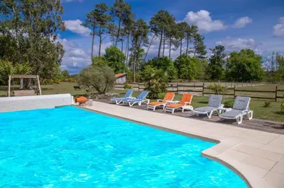 Piscine de l'établissement LE GAHOUN - Chambres d'hôtes ou située à proximité