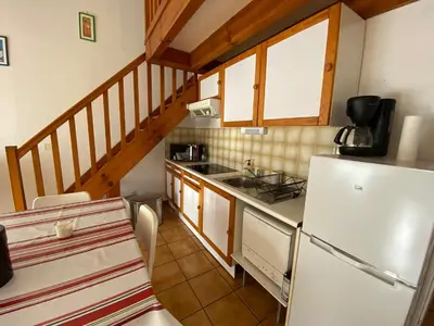 Cuisine ou kitchenette dans l'établissement Maison classée avec jardinets à 800m de la plage