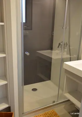 Salle de bains dans l'établissement Chalet la lande