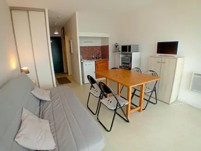 Cuisine ou kitchenette dans l'établissement Studio avec terrasse et parking à deux pas des plages - FR-1-239-563