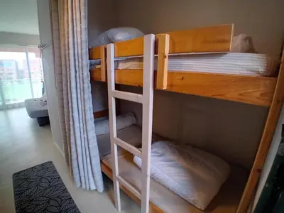 Un ou plusieurs lits dans un hébergement de l'établissement Studio avec terrasse et parking à deux pas des plages - FR-1-239-563