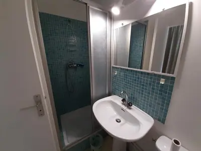Salle de bains dans l'établissement Studio avec terrasse et parking à deux pas des plages - FR-1-239-563