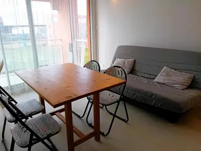 Coin salon dans l'établissement Studio avec terrasse et parking à deux pas des plages - FR-1-239-563