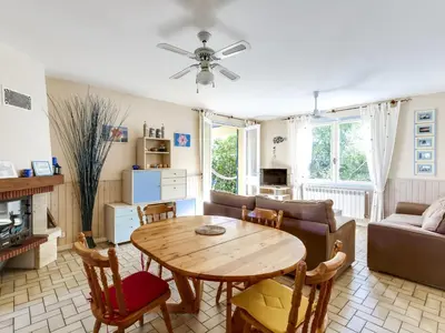 Télévision ou salle de divertissement dans l'établissement Villa T4 à Biscarrosse Plage, jardin privé, WiFi, 50m de la plage, 6 personnes - FR-1-521-150