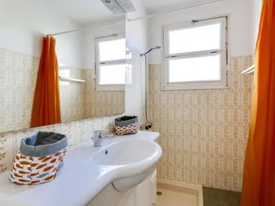 Salle de bains dans l'établissement Villa T4 à Biscarrosse Plage, jardin privé, WiFi, 50m de la plage, 6 personnes - FR-1-521-150