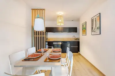 Cuisine ou kitchenette dans l'établissement T3 Les Anémones à 50m de la plage avec grande terrasse et grand jardin