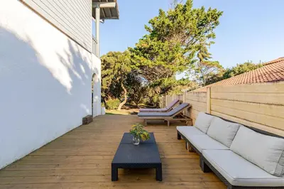 Balcon ou terrasse dans l'établissement T3 Les Anémones à 50m de la plage avec grande terrasse et grand jardin