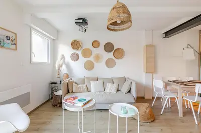 Coin salon dans l'établissement T3 Les Anémones à 50m de la plage avec grande terrasse et grand jardin