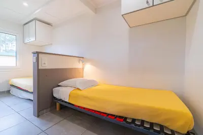 Un ou plusieurs lits dans un hébergement de l'établissement LES COTTAGES DE LEON