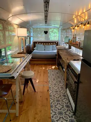 Cuisine ou kitchenette dans l'établissement Magic Roof Top Bus with big bath in the tree forest!