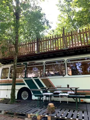 Plan de l'établissement Magic Roof Top Bus with big bath in the tree forest!