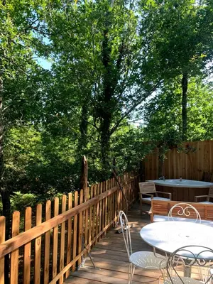Jardin de l'établissement Magic Roof Top Bus with big bath in the tree forest!