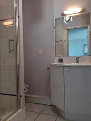 Salle de bains dans l'établissement Les Goélands de l'Océan