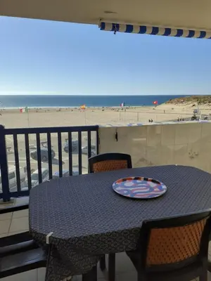 Vue générale sur la mer ou vue sur la mer prise depuis l'appartement