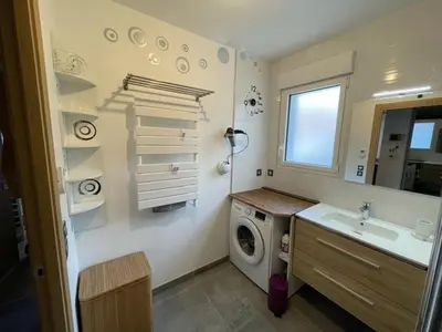 Salle de bains dans l'établissement Appartement de standing avec jardin privatif, proche du lac et du centre, parking inclus - FR-1-239-583